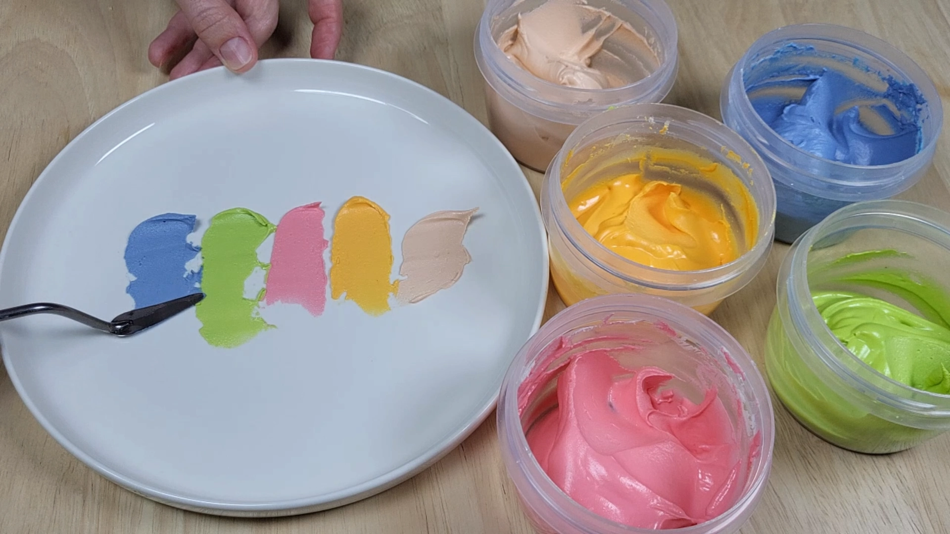 Coloring Royal Icing: Basic Colors and Mixing Techniques